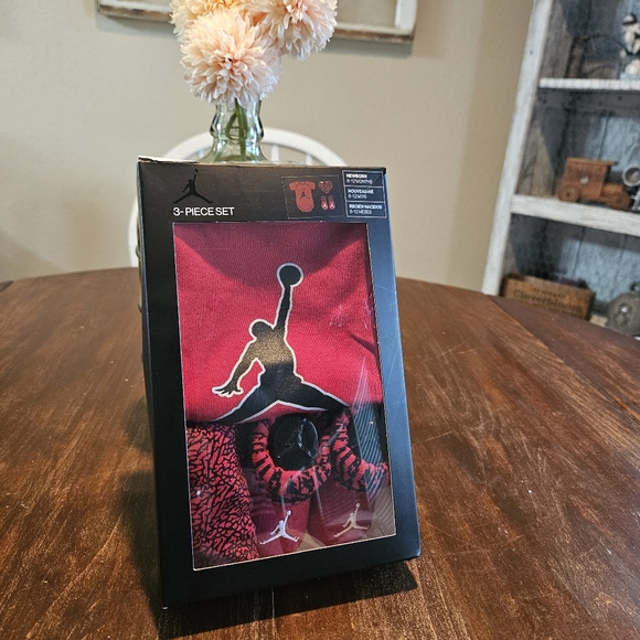 New Air Jordan 6-12 Months Red and Black Baby Boys Outfit/Gift Set - Picture 4 of 5